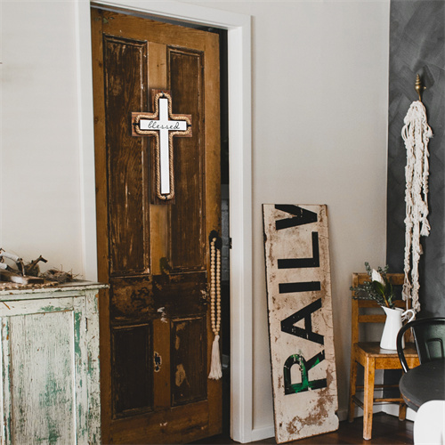 How to Decorate a Wooden Cross